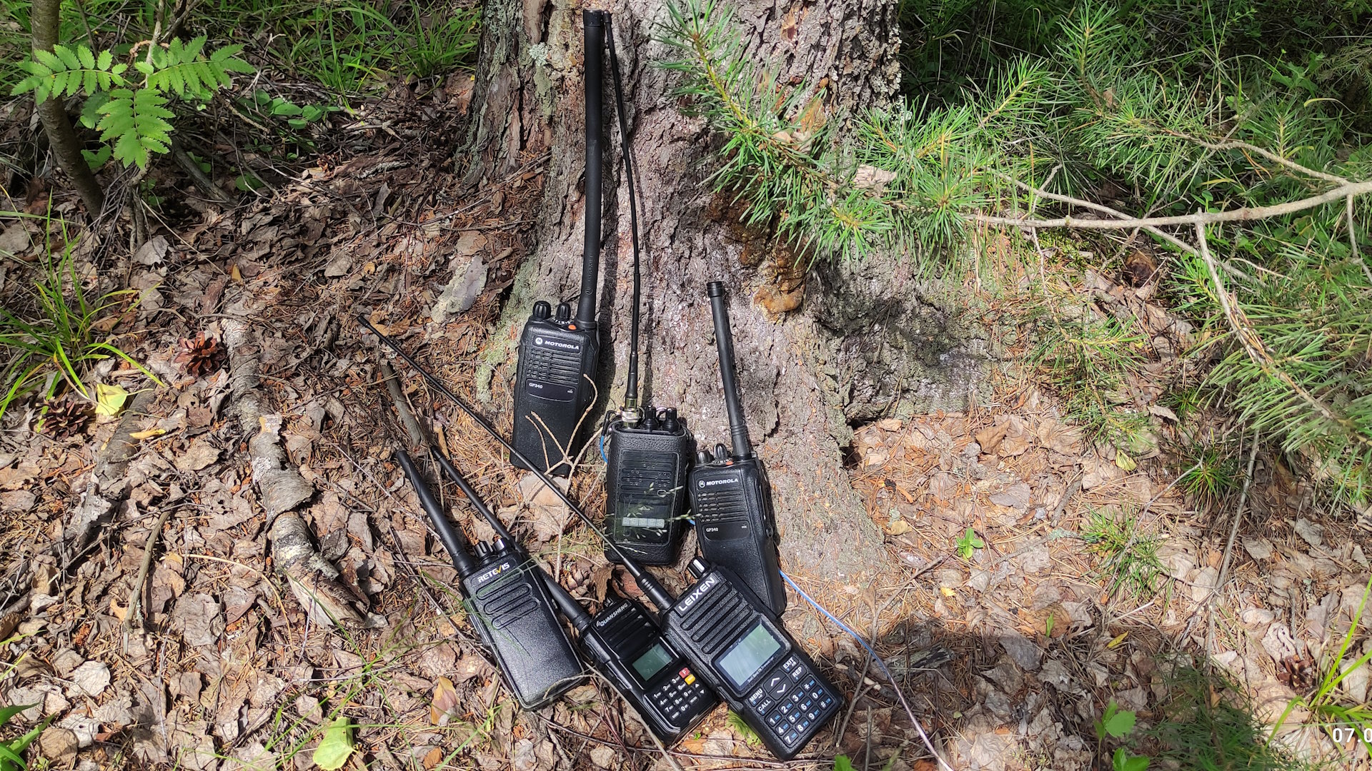 27 МГц против 145 МГц. Сравнение в лесу cb (4 Вт), Low Band и VHF (от 5 до 25 Вт) носимых раций